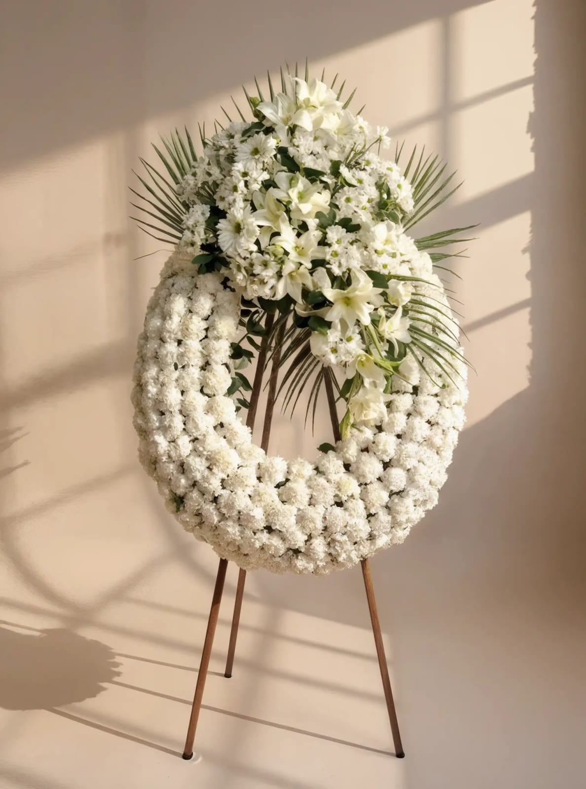 Corona Blanca con Lirios y Rosas de 1 Cabezal