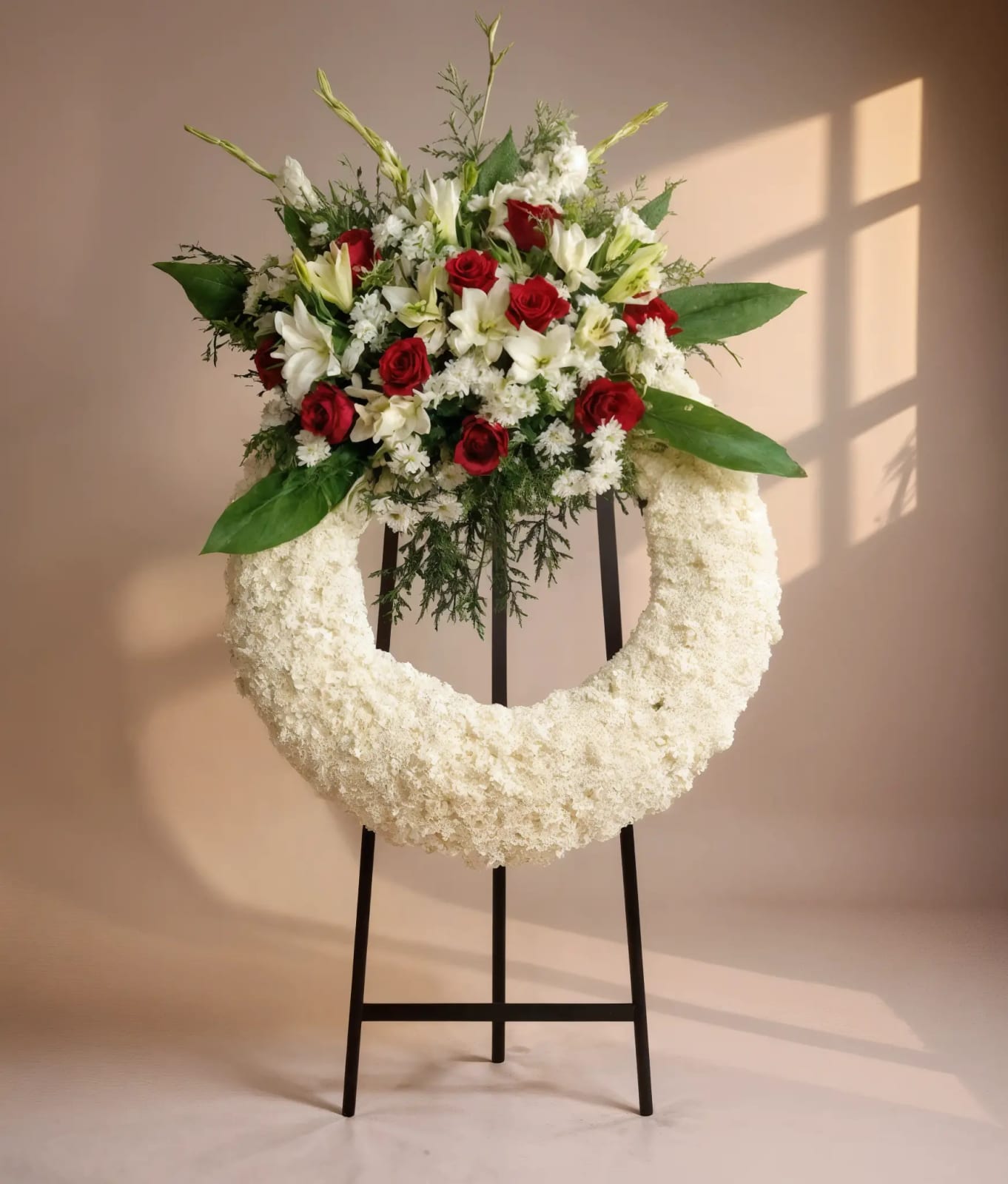 Corona Blanca con Cabezal de Rosas