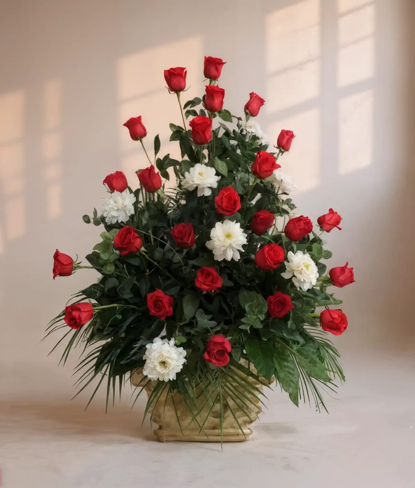 Centro Funerario con Rosas y Claveles Rojos